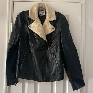 NWOT Old Navy Zip Front Faux Black Leather & Cream Shearling Moto Jacket